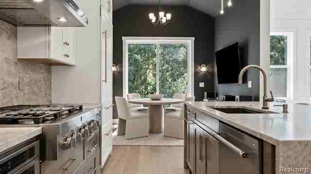 7679 Larchwood Dr - Photo 7 of 26