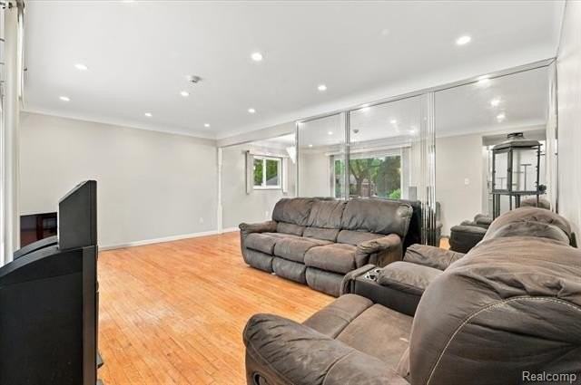 21900 Sussex St - Photo 3 of 33
