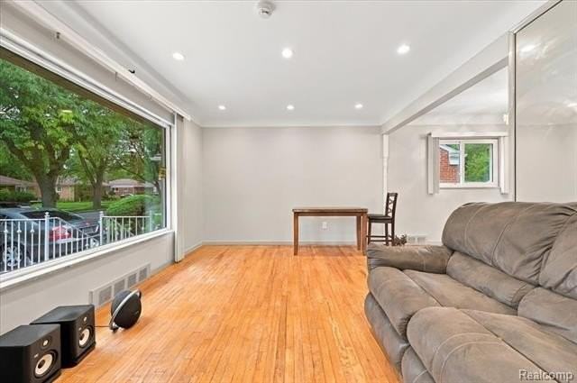 21900 Sussex St - Photo 4 of 33