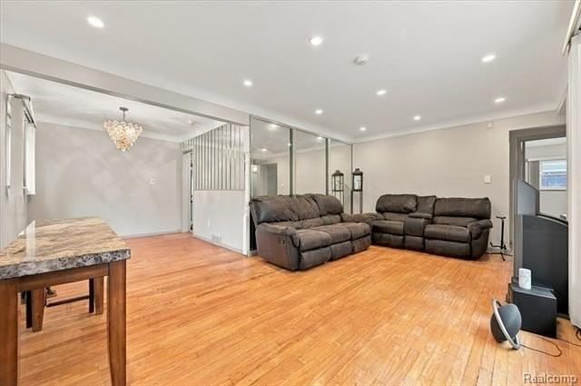 21900 Sussex St - Photo 5 of 33