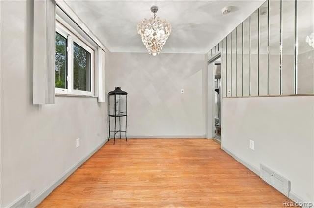 21900 Sussex St - Photo 6 of 33