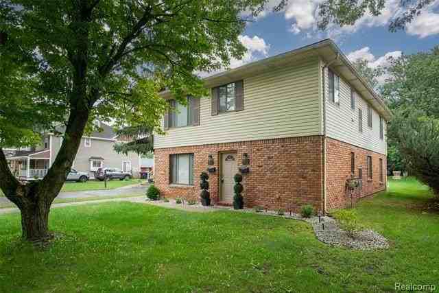 677 Karmada St - Photo 3 of 22