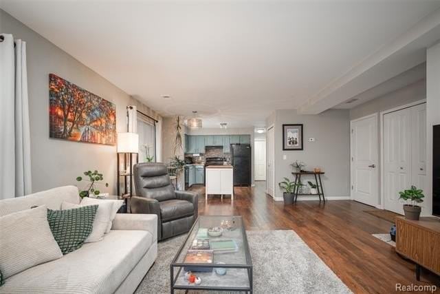 677 Karmada St - Photo 7 of 22