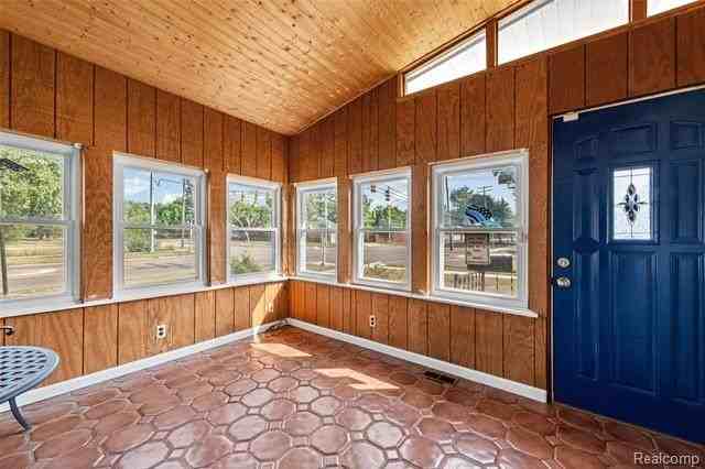 19485 Eastwood Dr - Photo 2 of 16