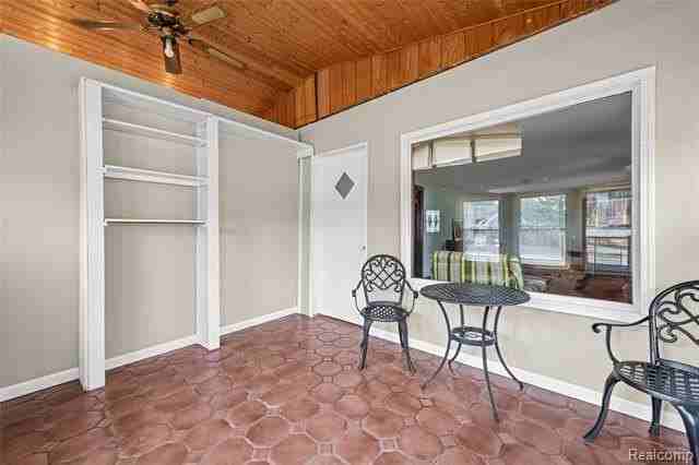19485 Eastwood Dr - Photo 3 of 16