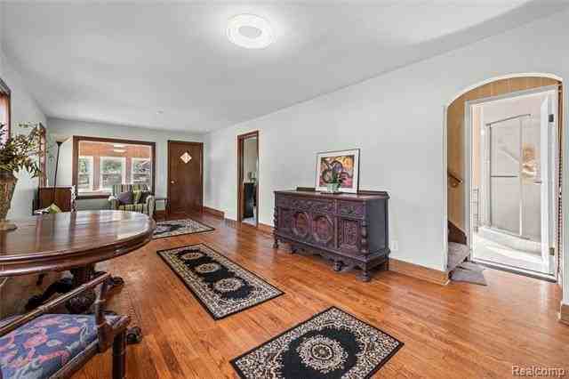 19485 Eastwood Dr - Photo 4 of 16