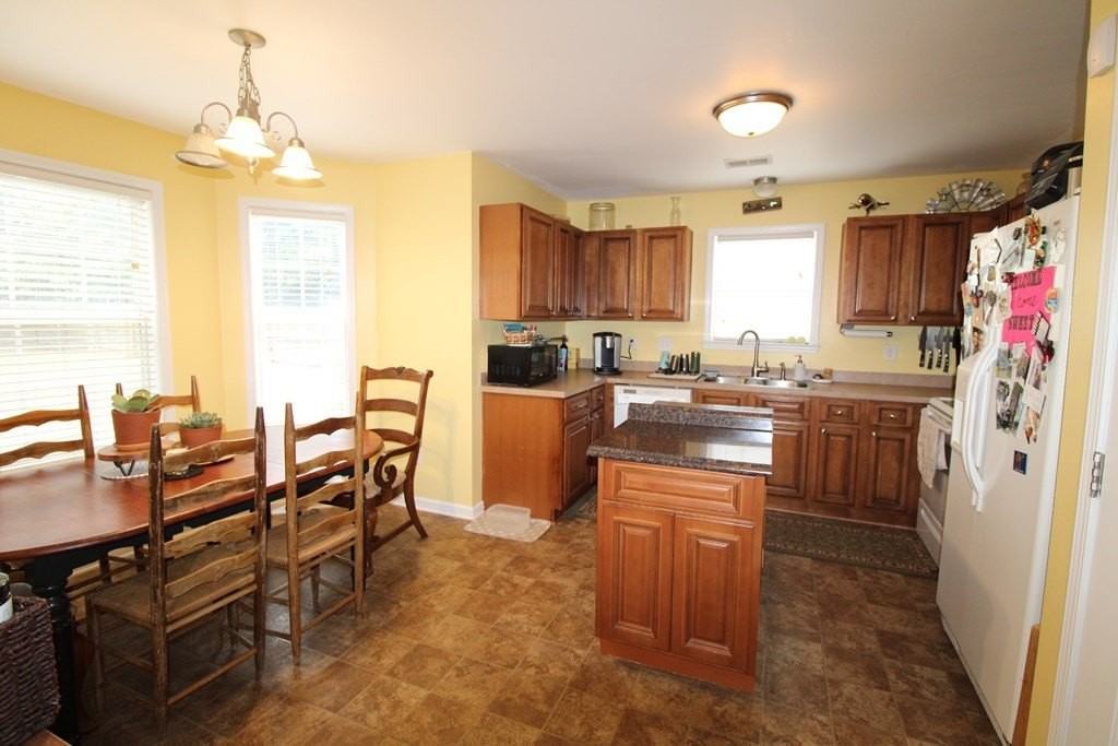 1425 Mayfield Dr - Photo 5 of 30