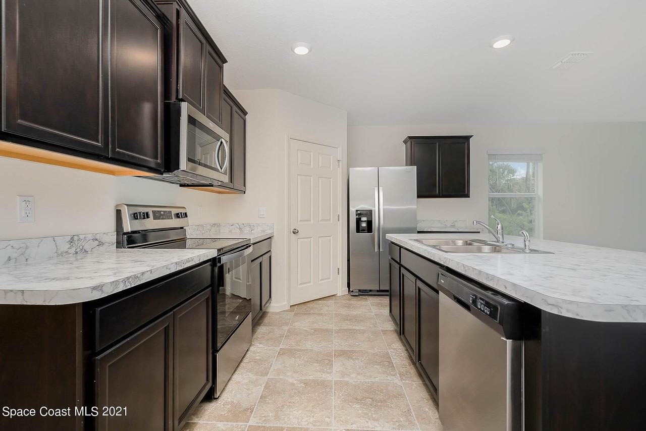724 Starland St Se - Photo 3 of 22