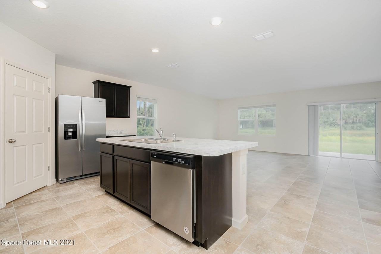 724 Starland St Se - Photo 4 of 22