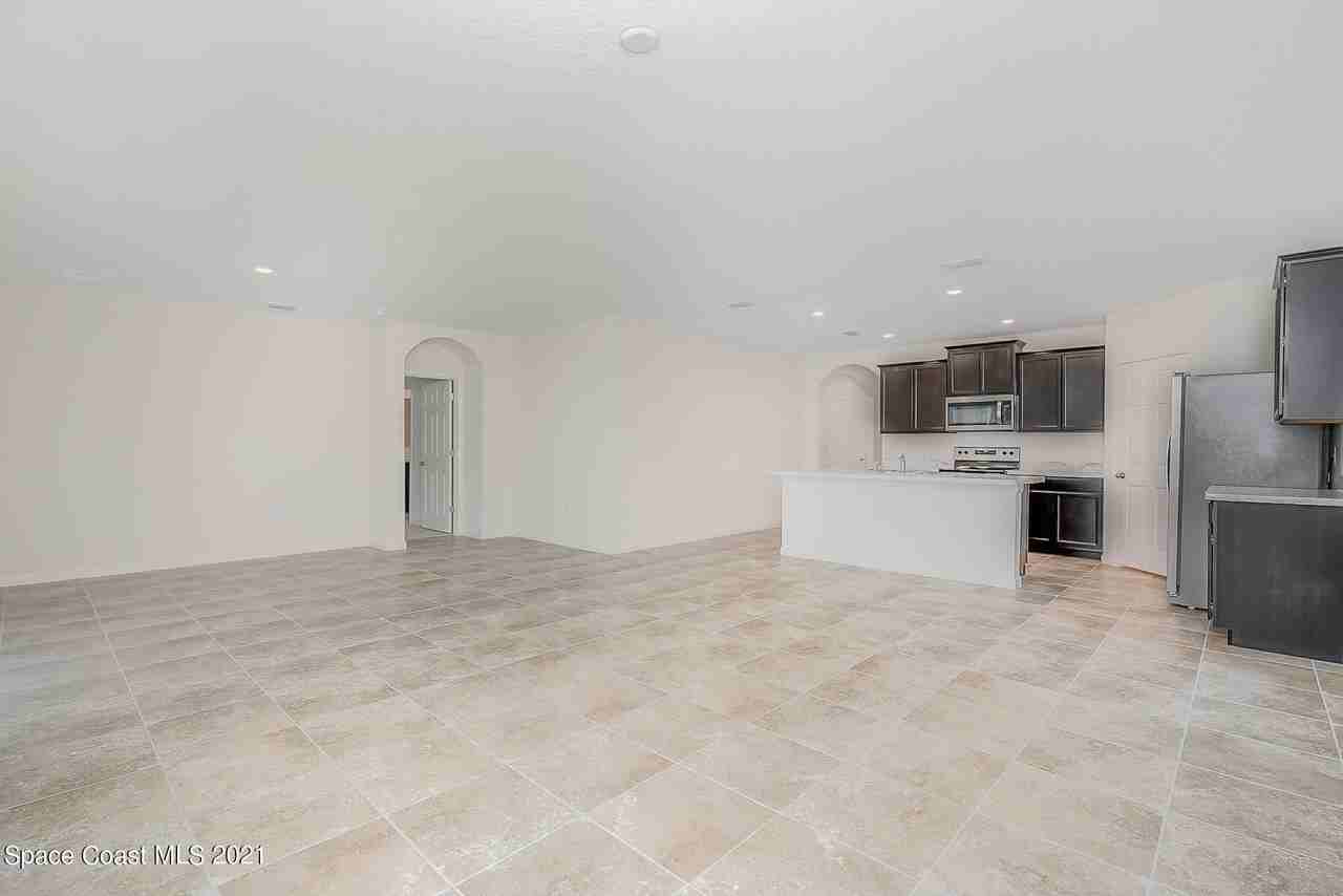 724 Starland St Se - Photo 5 of 22