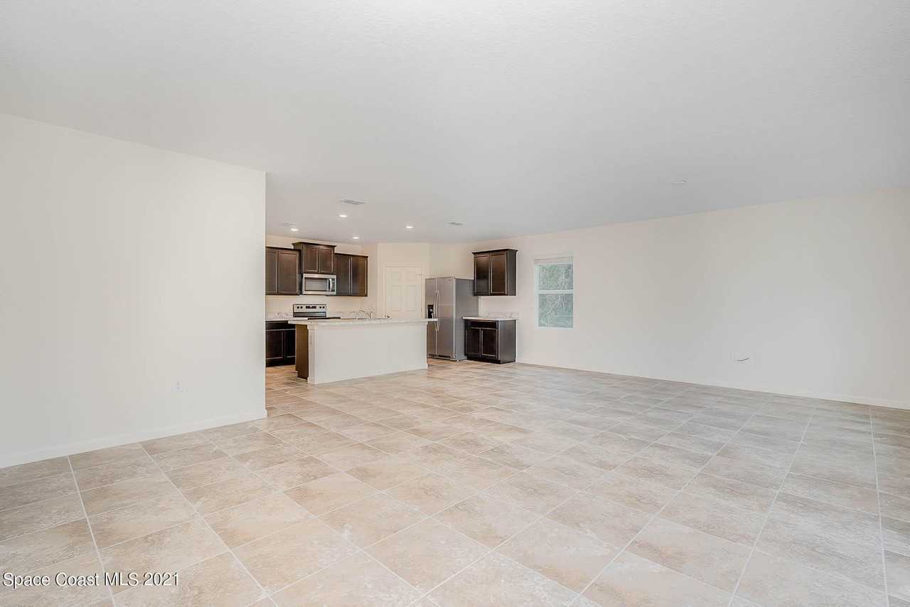 724 Starland St Se - Photo 6 of 22