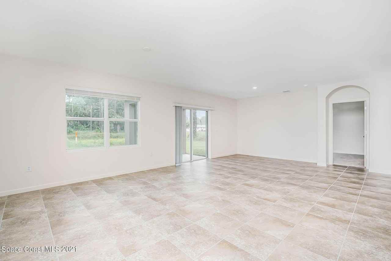 724 Starland St Se - Photo 7 of 22