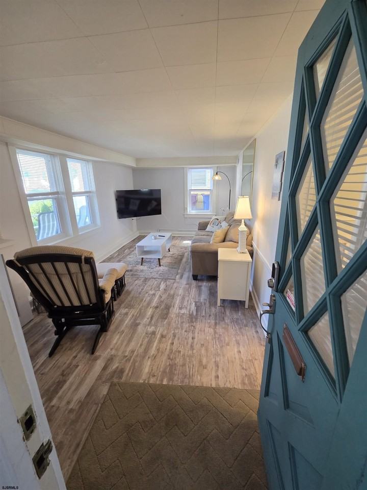125 N Newark Ave - Photo 3 of 10