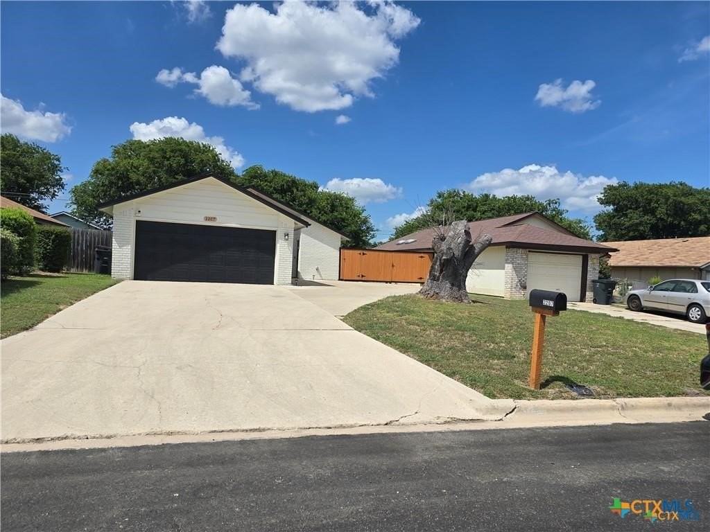 2207 Coach Dr - Photo 2 of 32