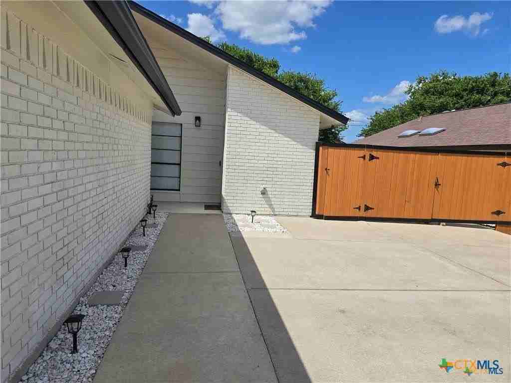 2207 Coach Dr - Photo 3 of 32