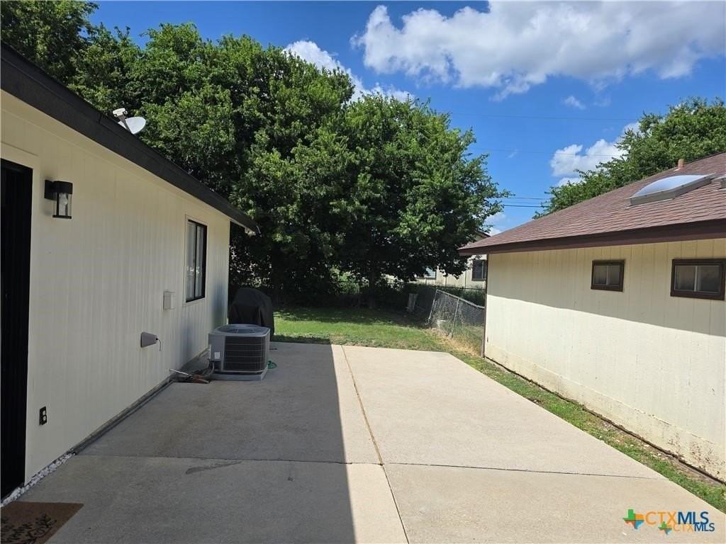 2207 Coach Dr - Photo 4 of 32