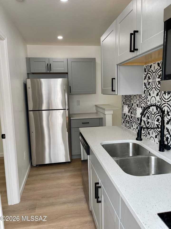 1030 E Lee St #8 - Photo 4 of 10