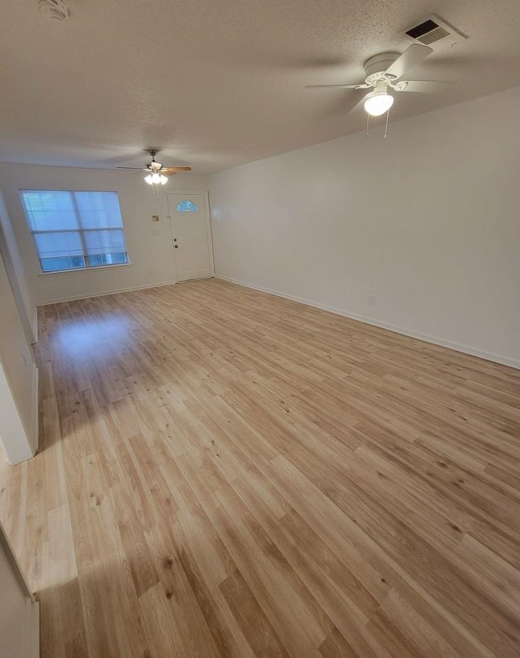 1100 Greentree Ct #J - Photo 3 of 14