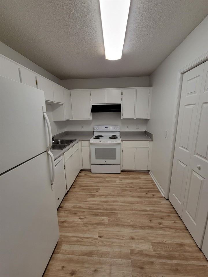 1100 Greentree Ct #J - Photo 4 of 14