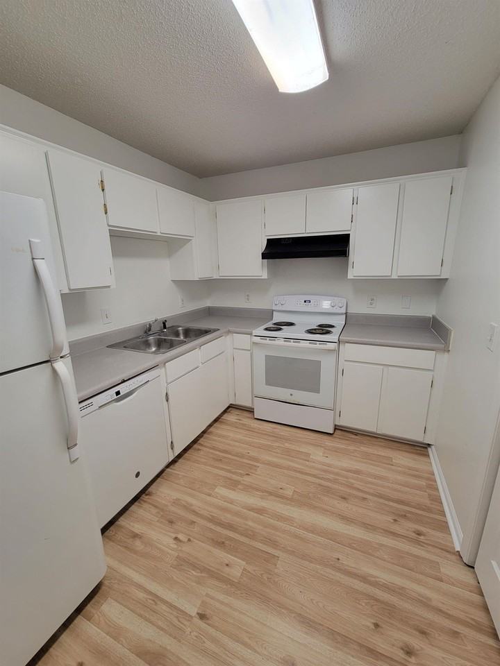 1100 Greentree Ct #J - Photo 5 of 14