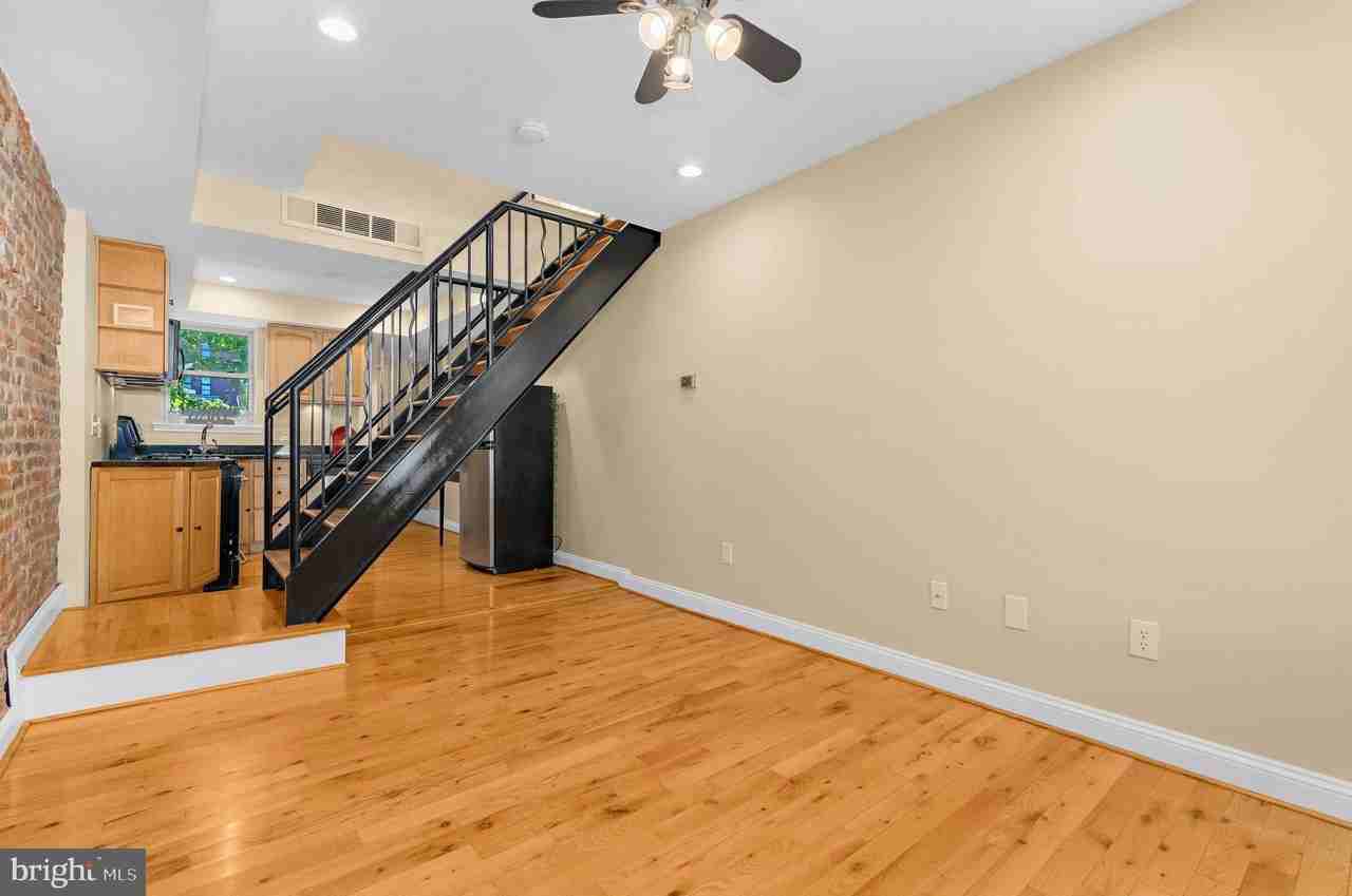 1005 S Baylis St - Photo 5 of 47