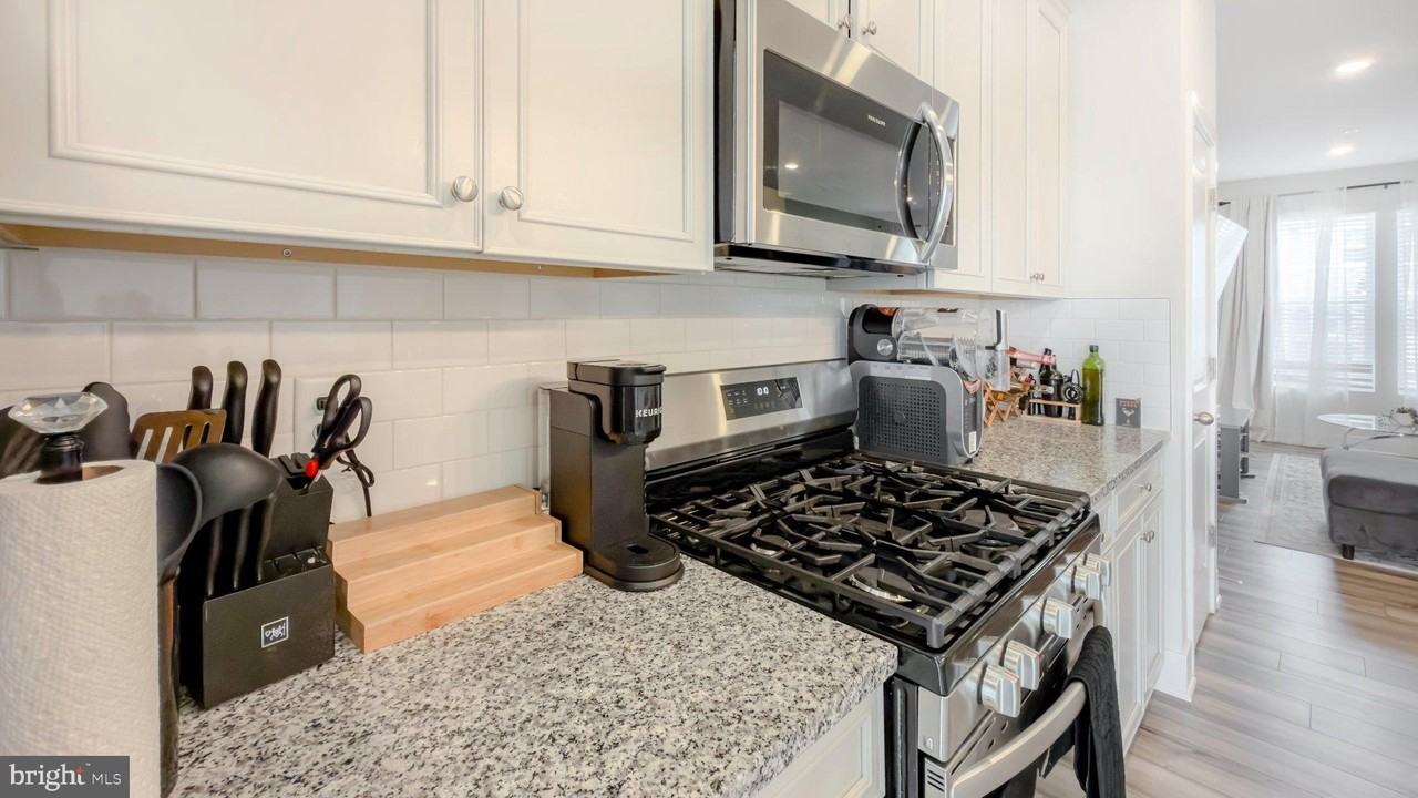 11042 Corvin Pl - Photo 5 of 50