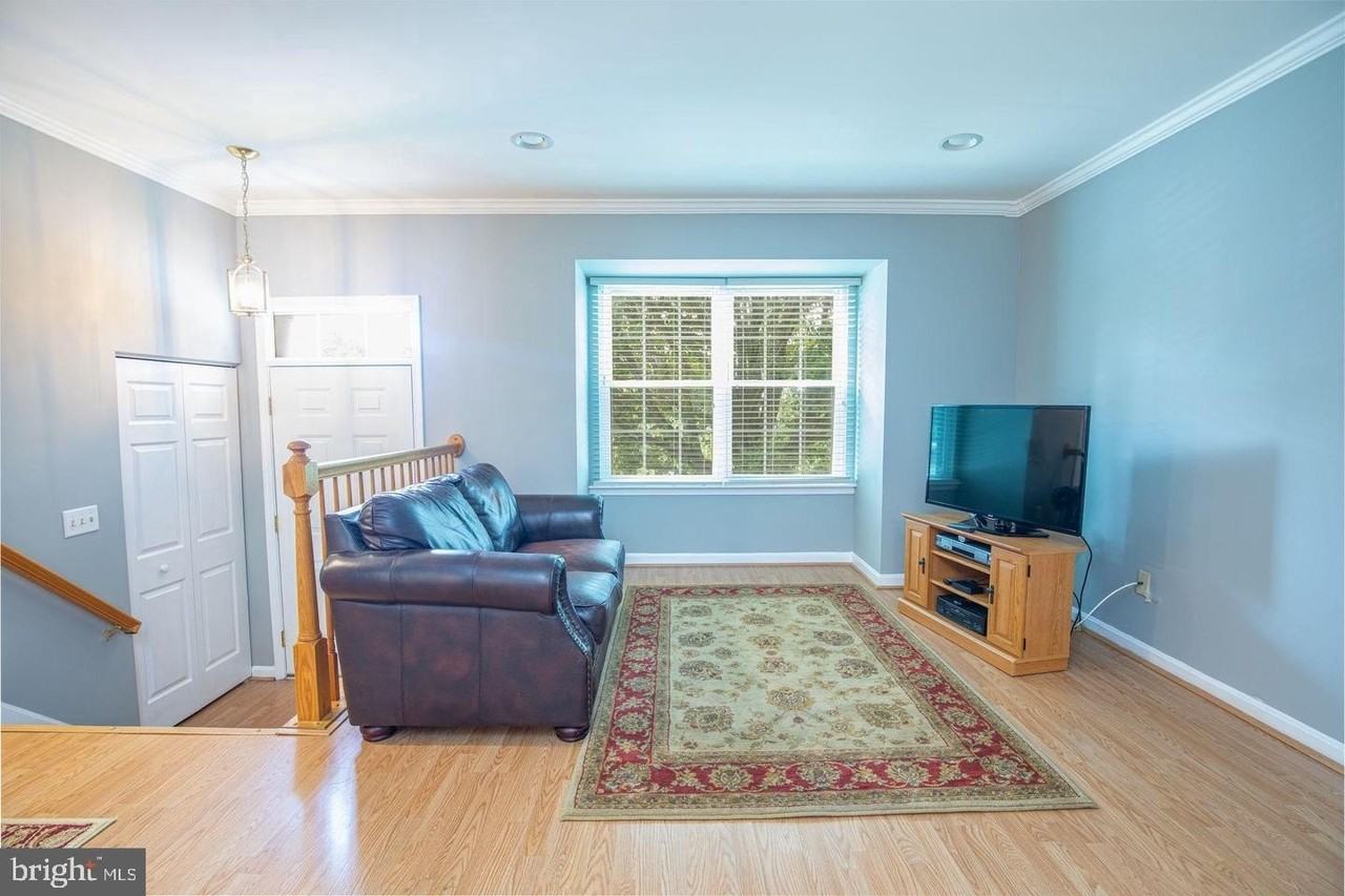 205 GLEN Terrace - Photo 3 of 20
