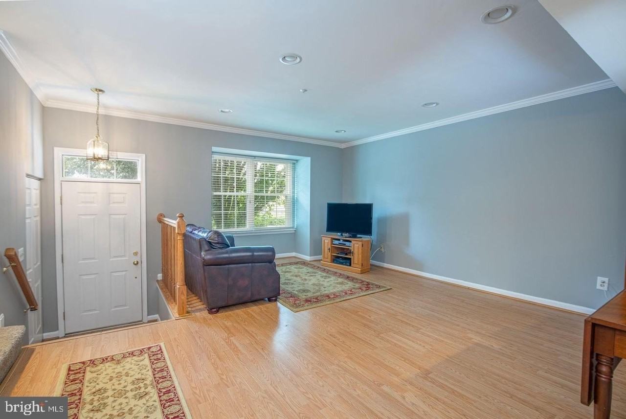 205 GLEN Terrace - Photo 4 of 20