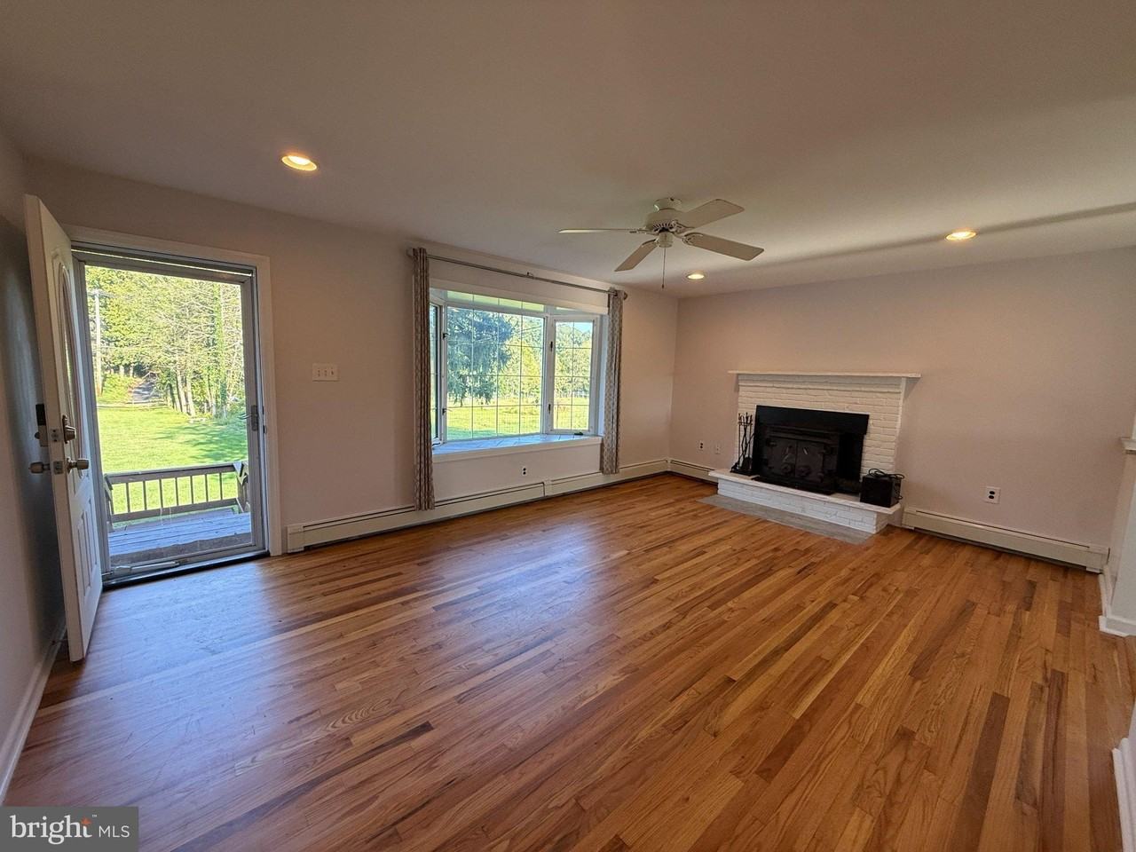 1540 Broadrun Rd - Photo 4 of 15