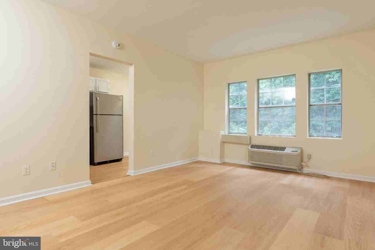 1909 N Rhodes St #29 - Photo 3 of 12