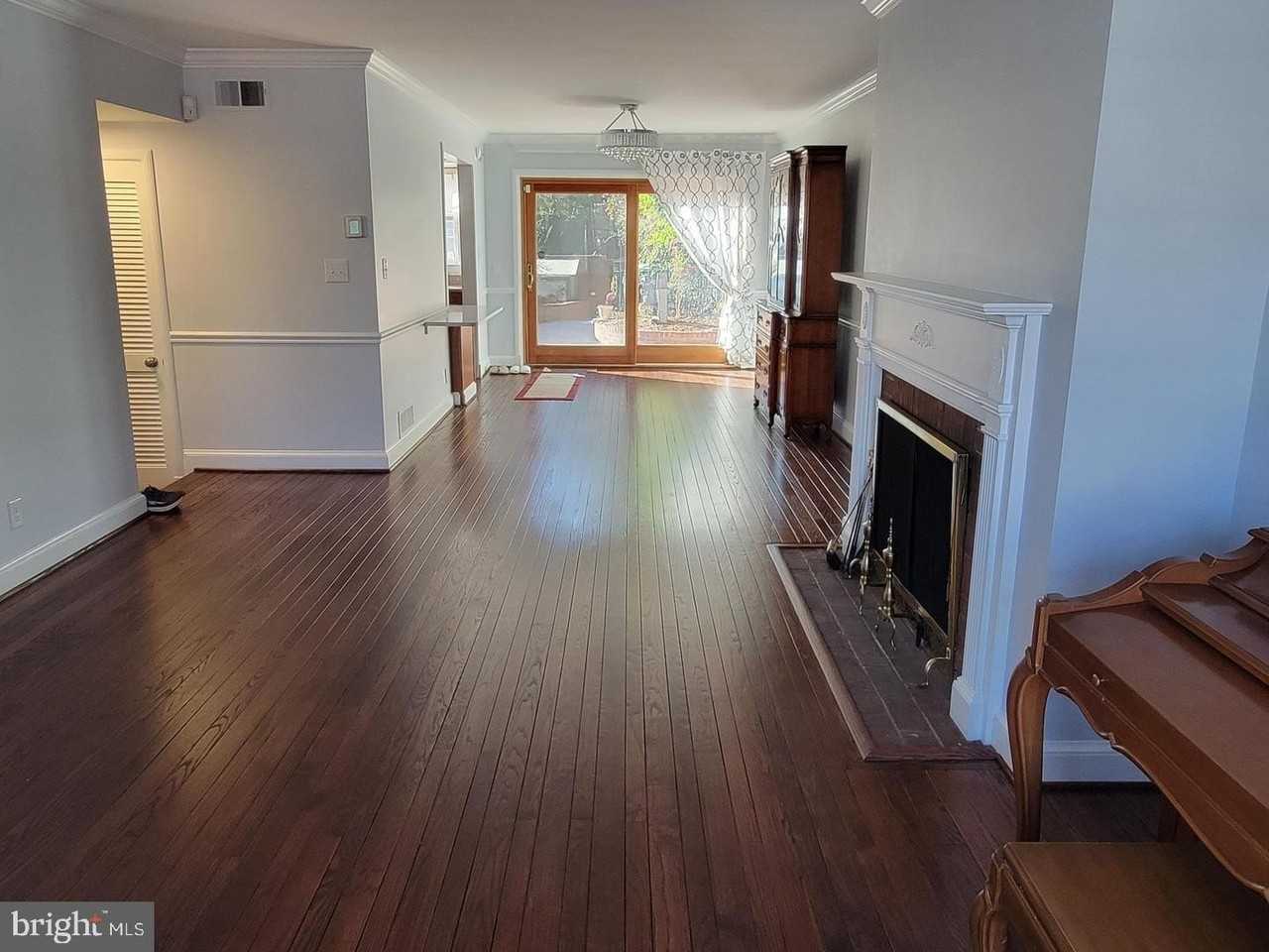 407 S Pitt St - Photo 7 of 50