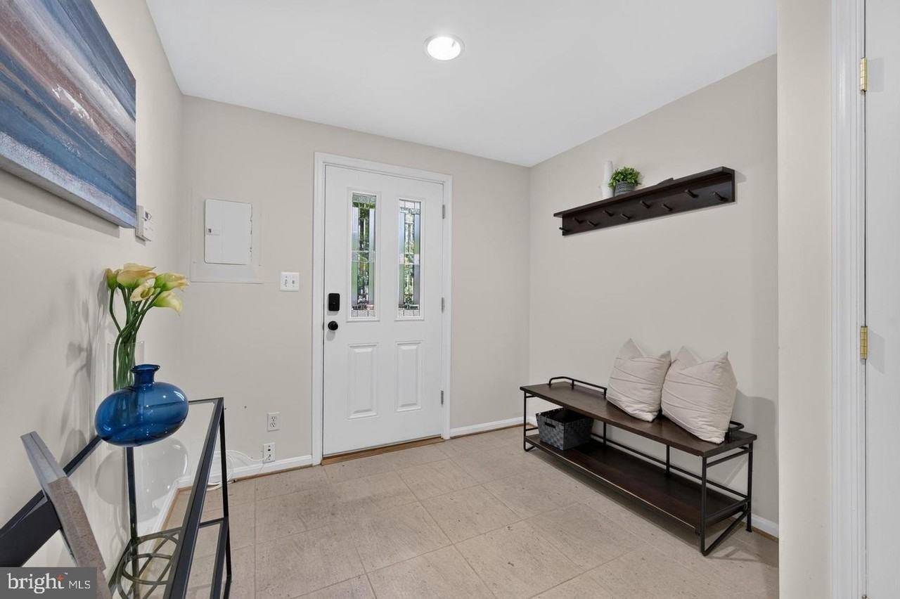 122 Sanborn Pl - Photo 4 of 49