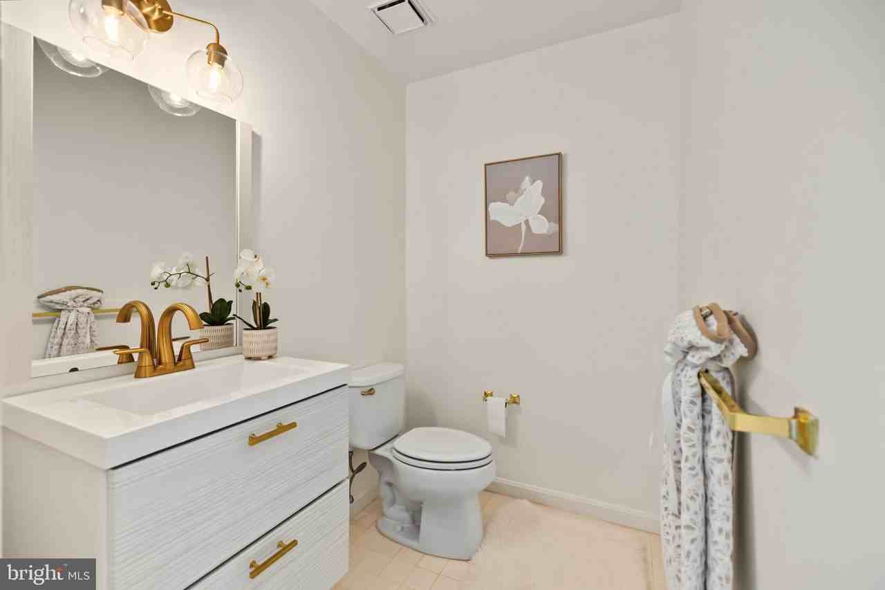 1725 Kingsgate Ct #304 - Photo 5 of 40