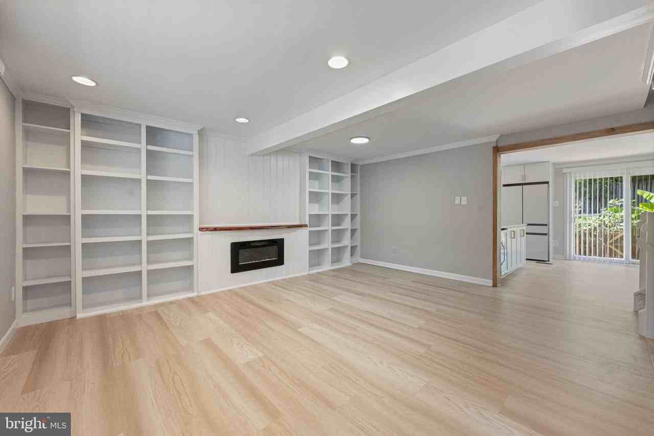 7406 Golden Horseshoe Ct - Photo 3 of 36