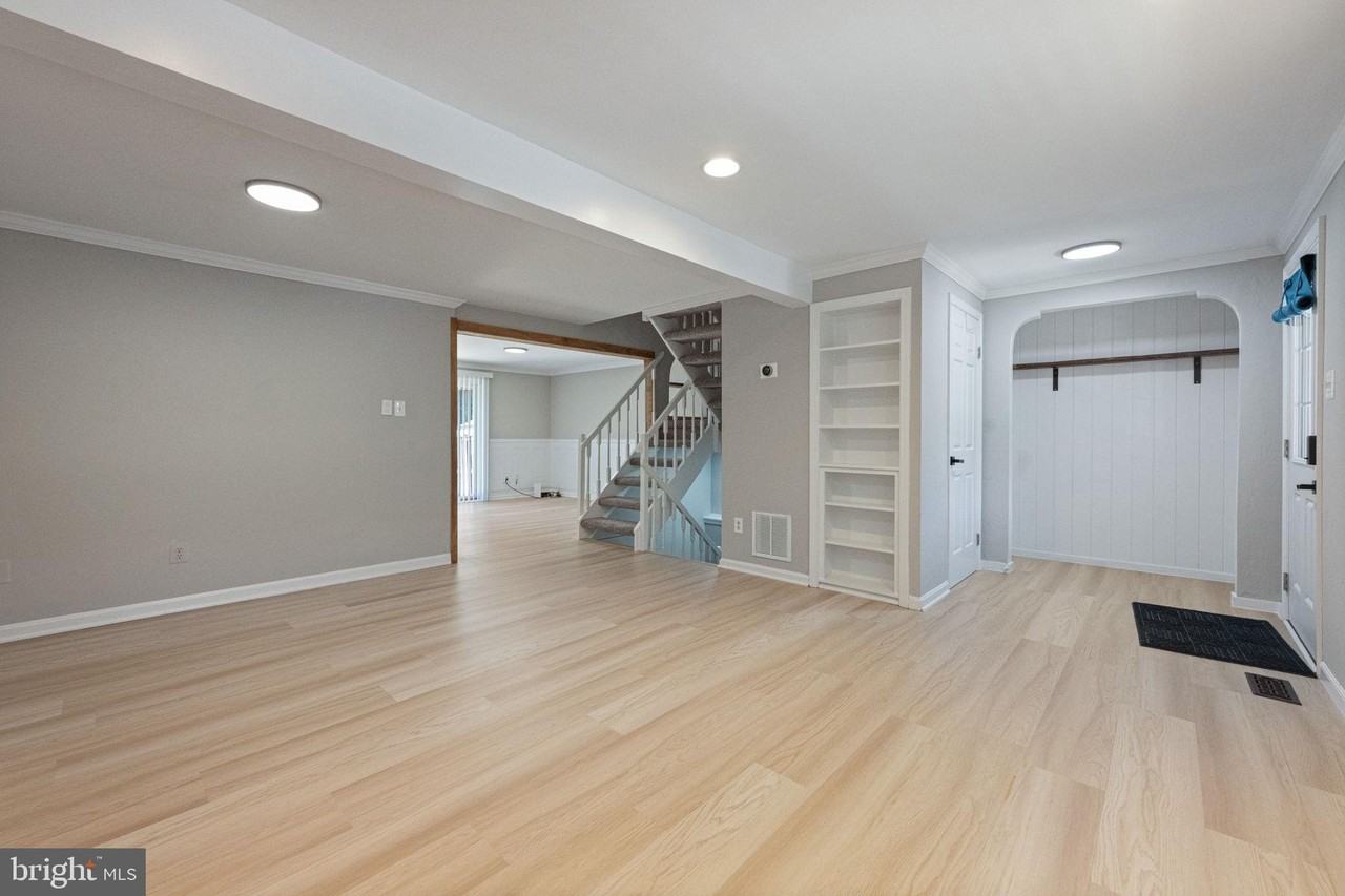 7406 Golden Horseshoe Ct - Photo 4 of 36