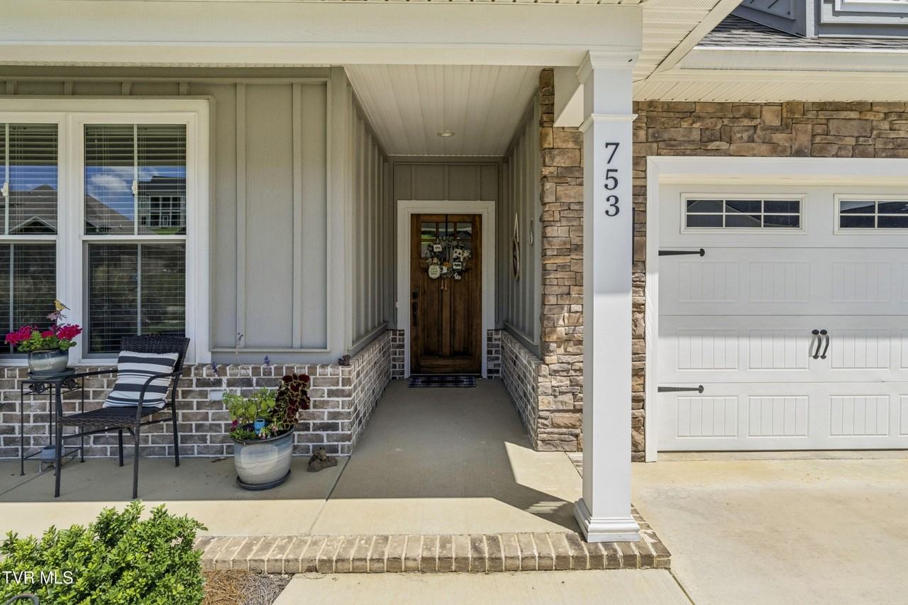 753 Gardenia Dr - Photo 4 of 50