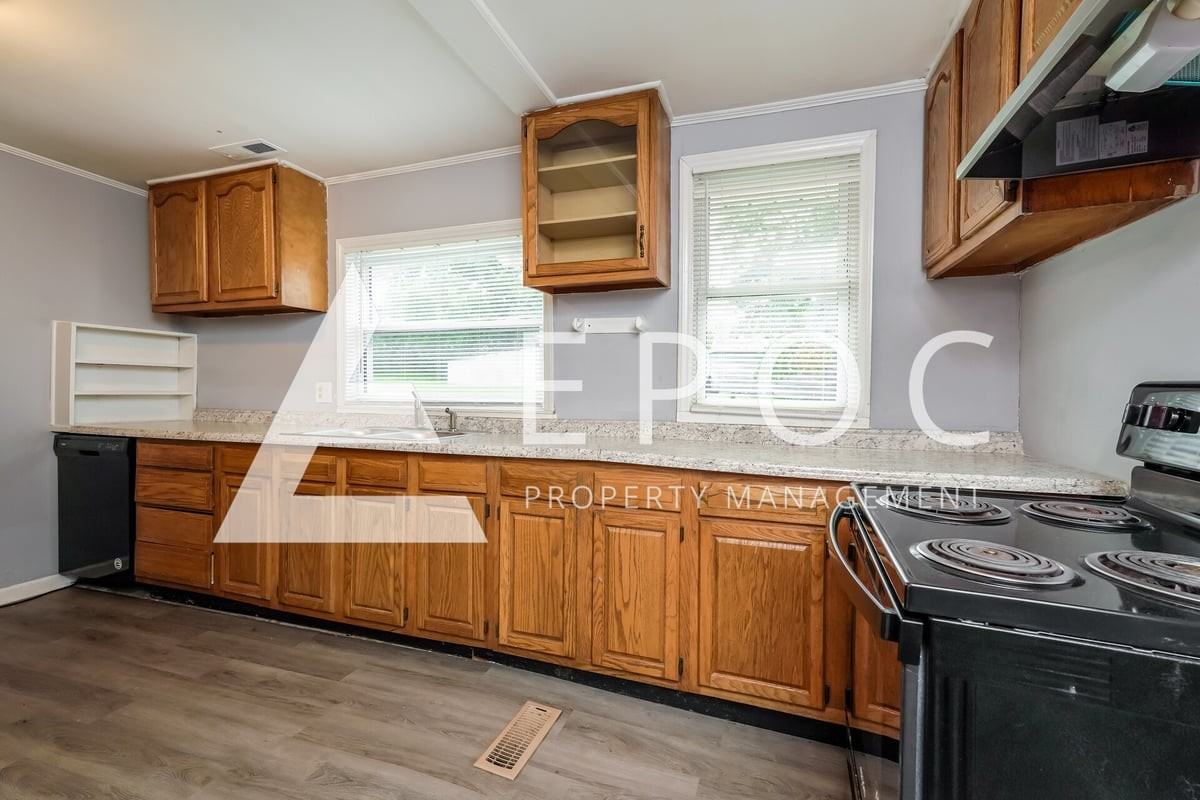 1615 Zeverly St - Photo 4 of 19