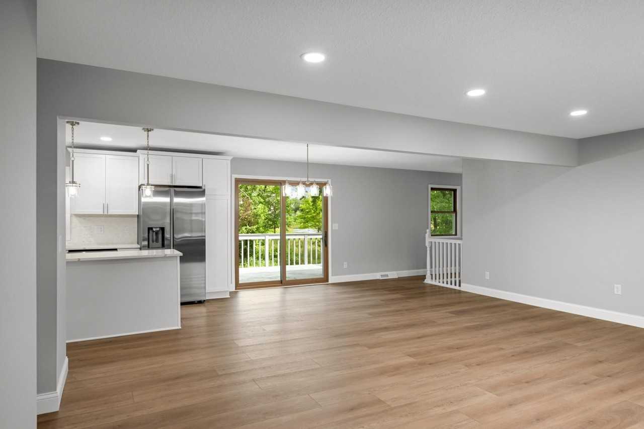 11004 Oak Knoll Ter N - Photo 4 of 31