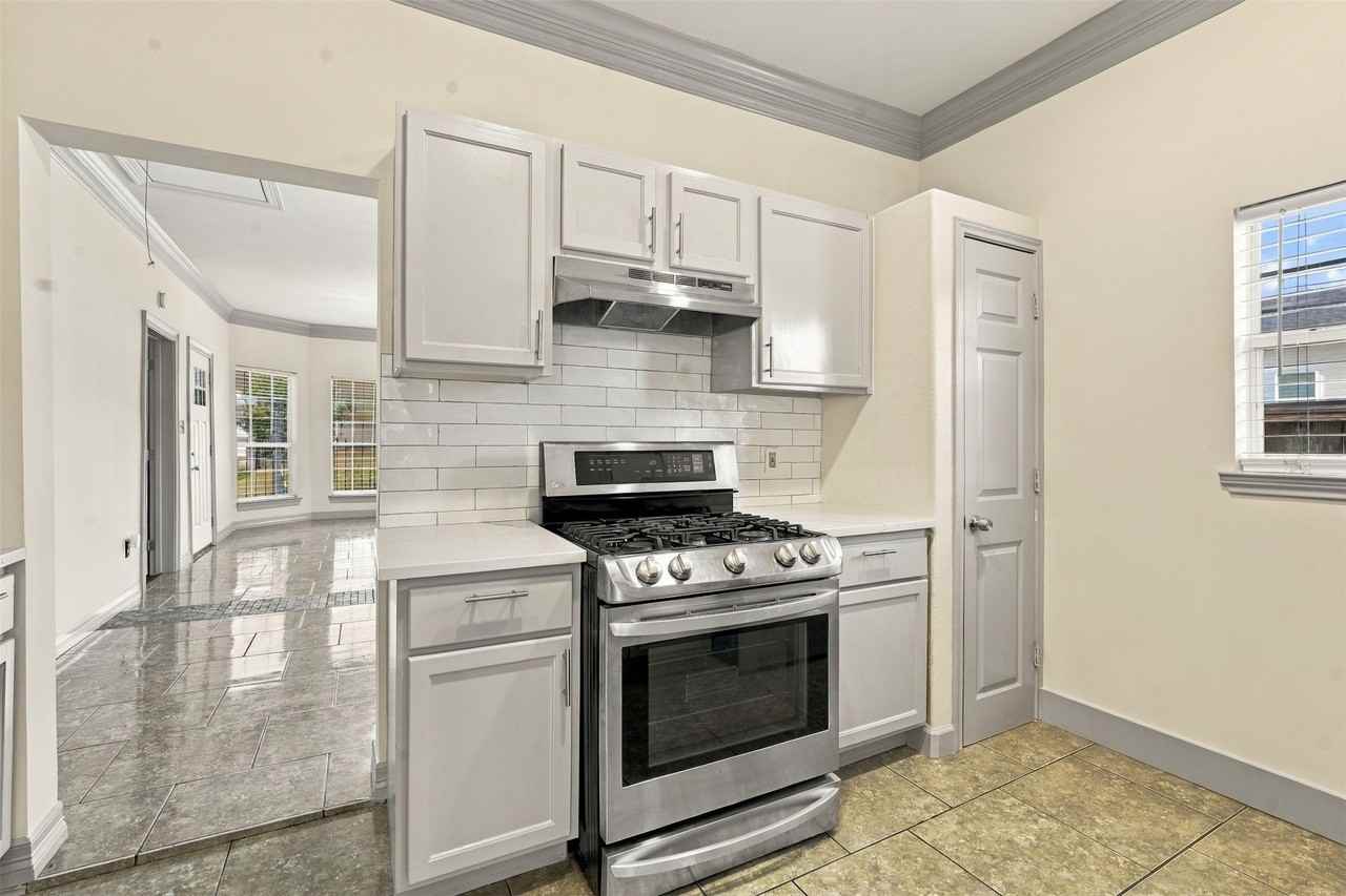 1110 Cordell St - Photo 5 of 15