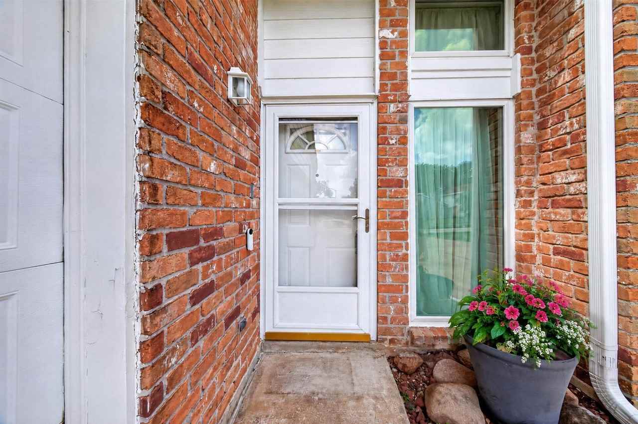 6138 Gallant Forest Dr - Photo 2 of 33