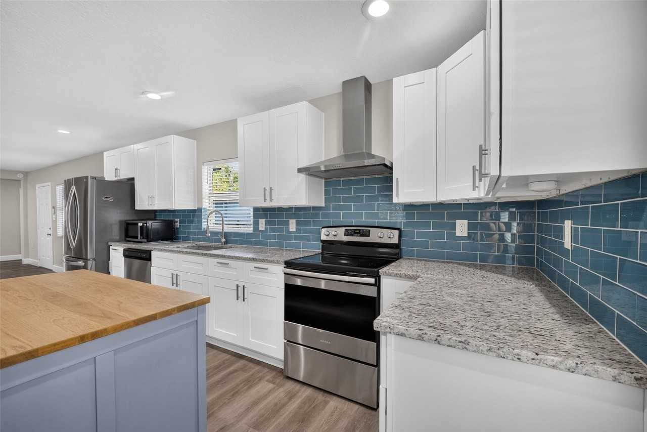 5217 Pomander Rd - Photo 4 of 19
