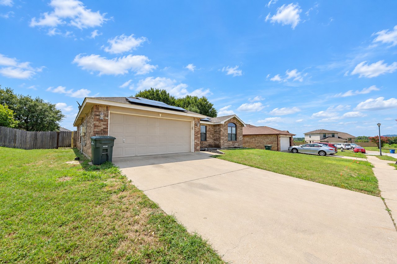 1123 Marlee Cir - Photo 2 of 21