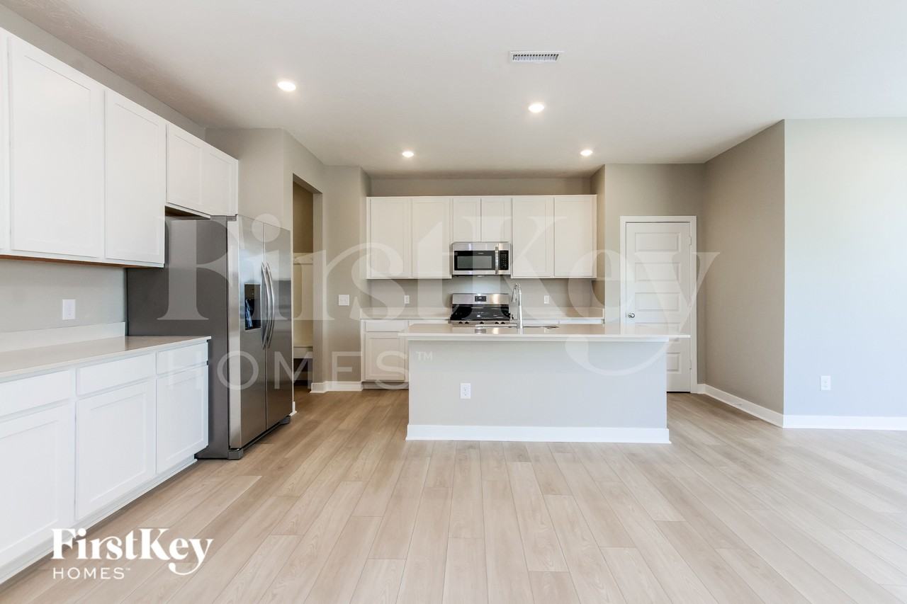 930 Shadow Dr - Photo 5 of 19