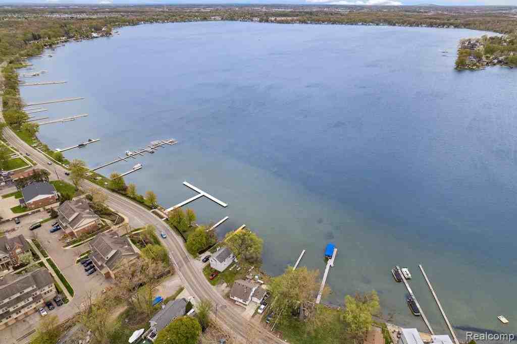 488 Village Dr - Photo 3 of 21