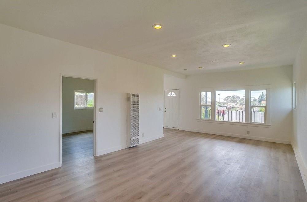 3085 Inez St - Photo 4 of 25