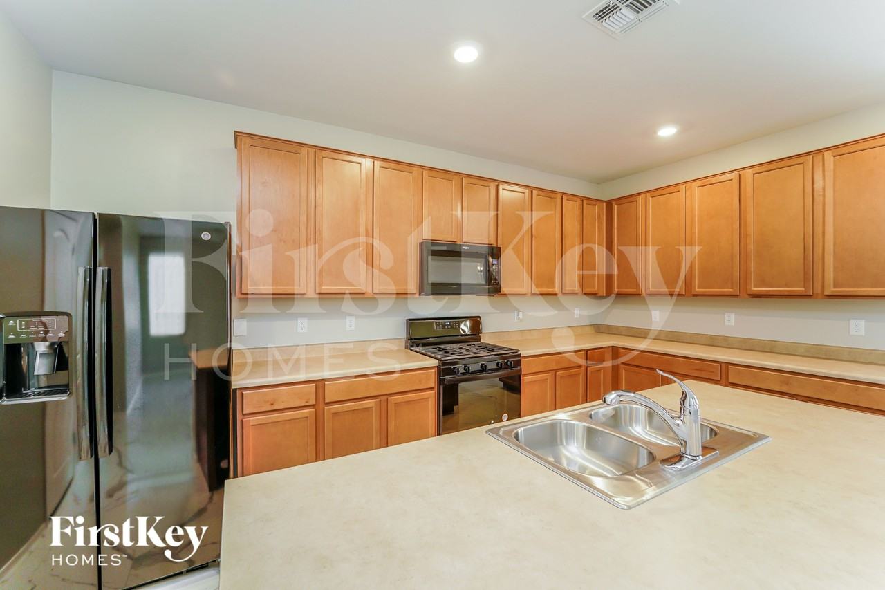 7875 N Scholes Ave - Photo 5 of 15