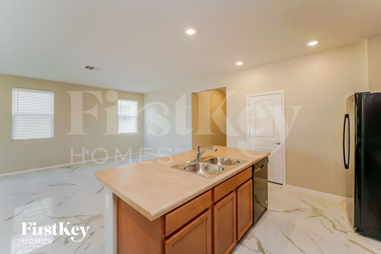 7875 N Scholes Ave - Photo 7 of 15