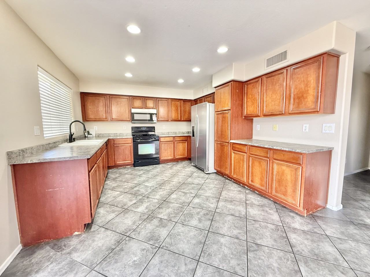 5425 W Grove St - Photo 4 of 25