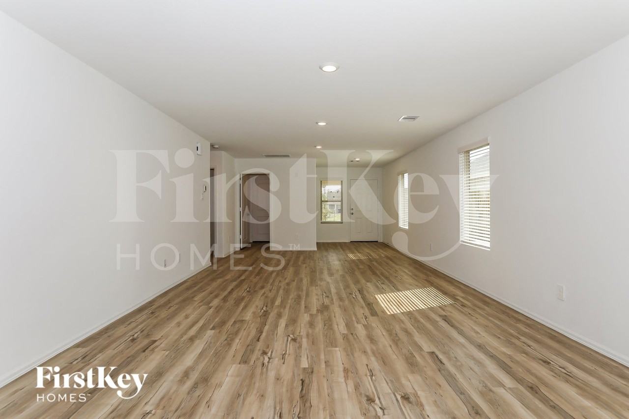 399 Jewett Meadow Dr - Photo 2 of 15