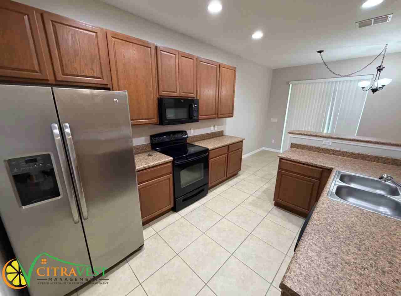 1033 Lancelot Dr - Photo 4 of 12